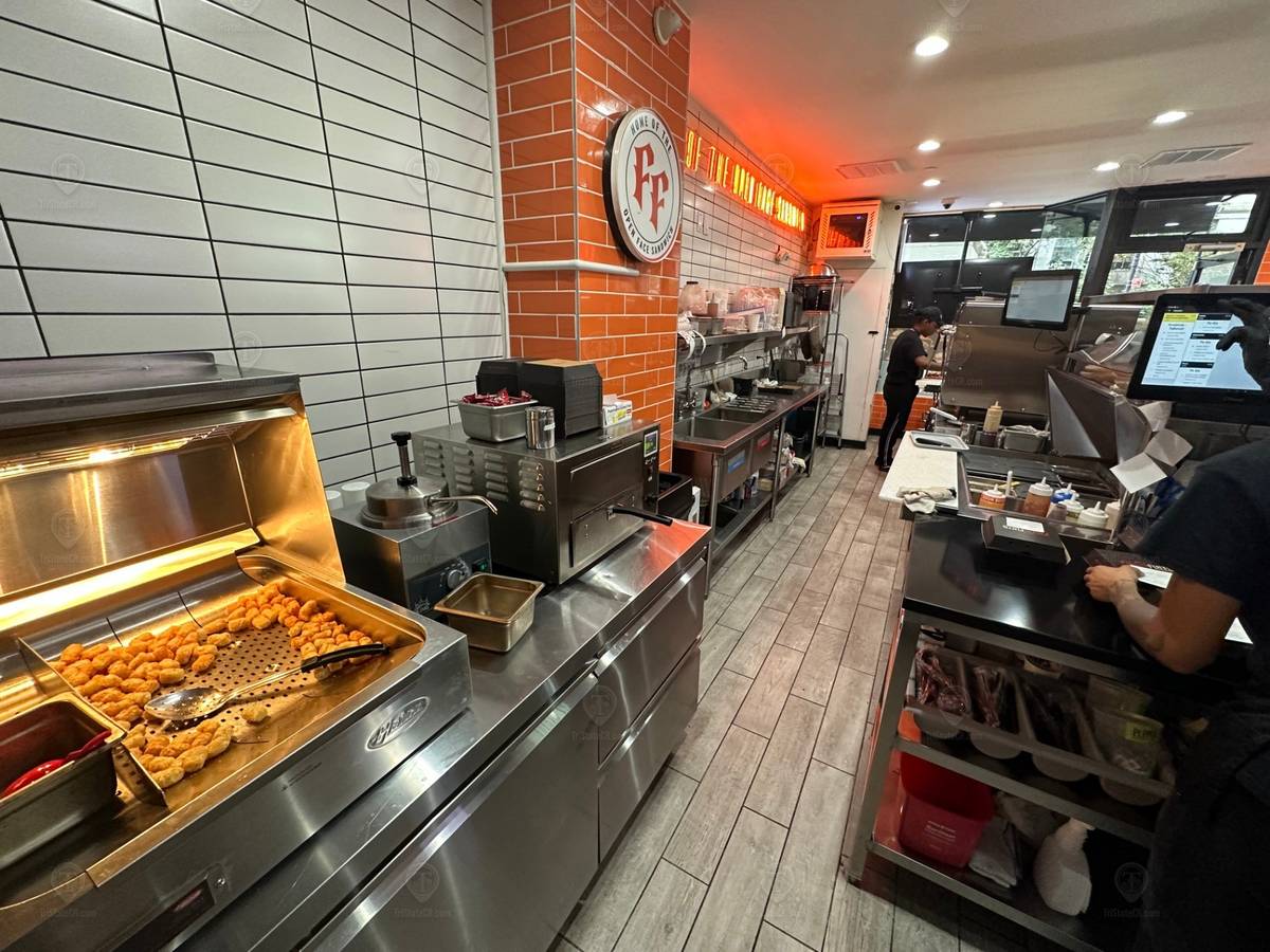 For Lease | 730 SF Vented Retail Space | 32 Court St