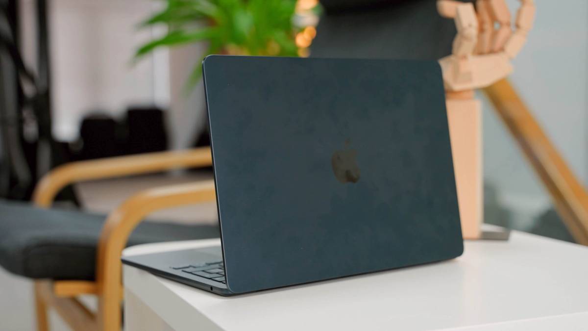 15in M2 MacBook Air Midnight blue