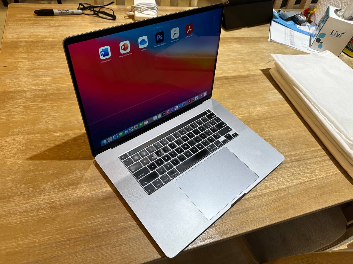 2019 /2020 MacBook Pro 16”, i9 8cores,16gb ram,512gb.4GB graphic, fast