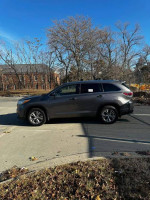 2015 Toyota Highlander XLE FWD in Alumina Jade Metallic parked, featuring leather seats and sunroof.