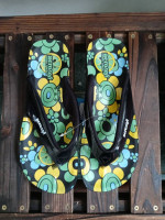NWT Womens 9 Wedge Sandal Flip Flops Neon Flowers Limes