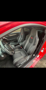 Interior of a 2017 Honda Civic Si showcasing sporty seats and dashboard features.